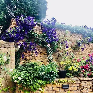La Madigniere En Beaujolais Pierres Dorees Lacenas