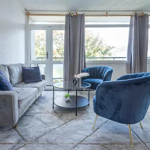 Apartment Entire 3 Bedroom Luxury In With Private Balcony, London